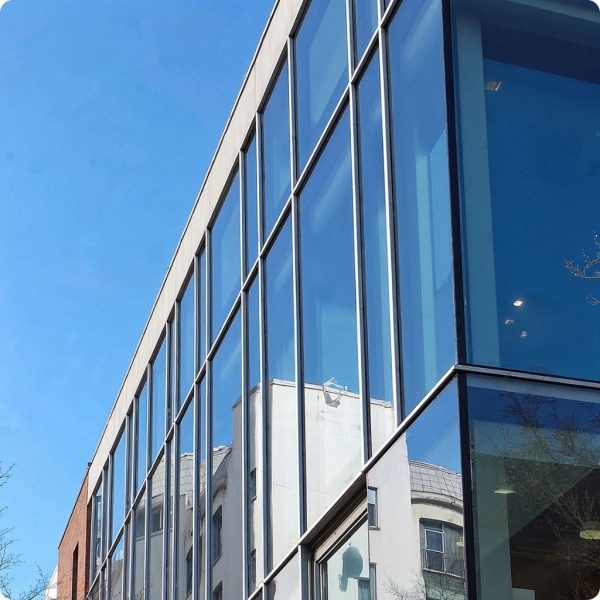 Folia wenecka na okno – jak działa i kiedy warto ją zastosować? 