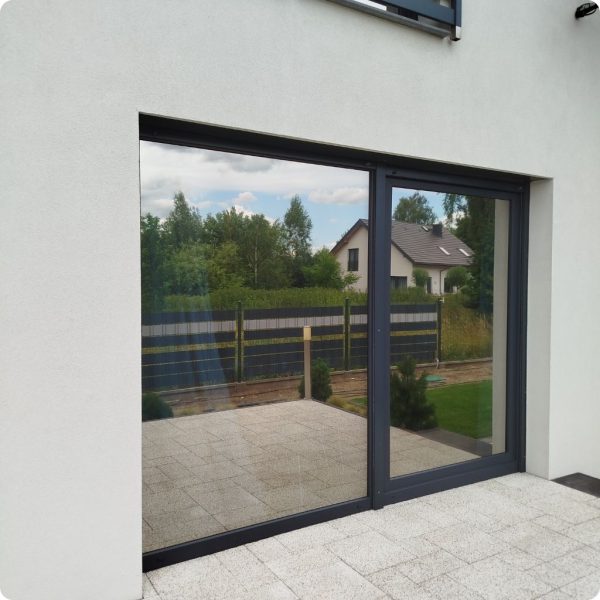 Folia odbijająca ciepło samoprzylepna na oknie